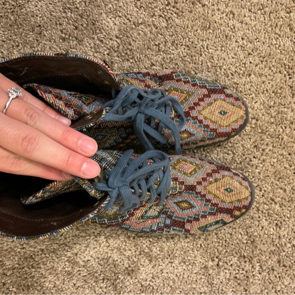 RESTRICTED • Quilted boots - Picture 4 of 9